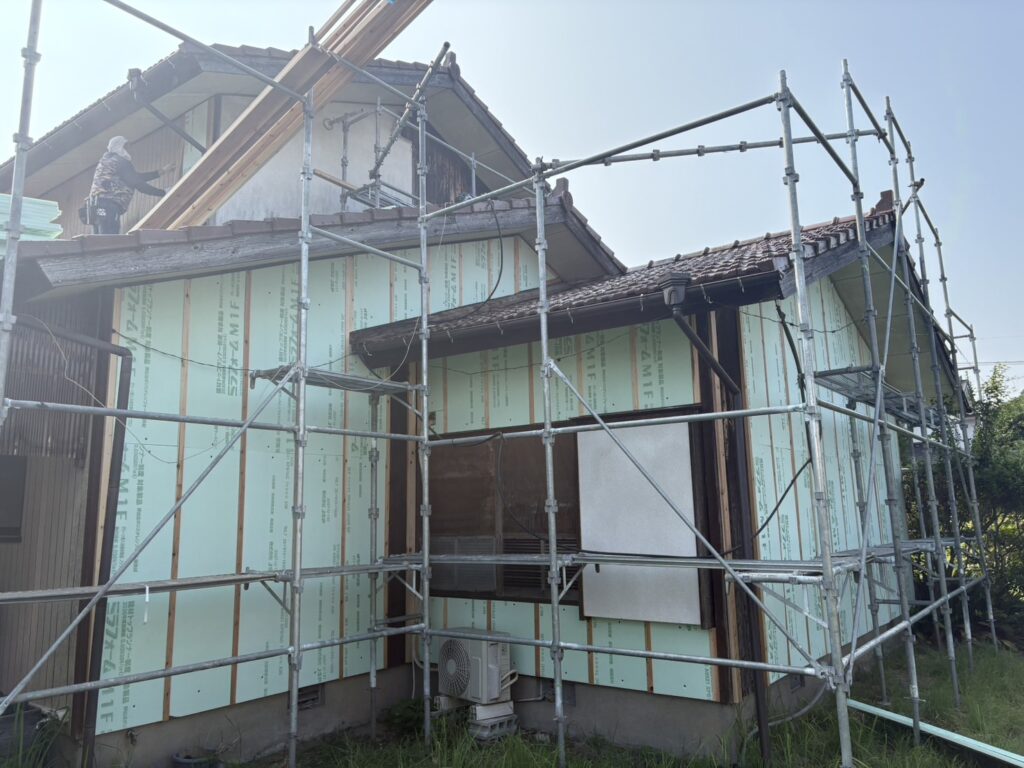 外壁改修 断熱材入れ